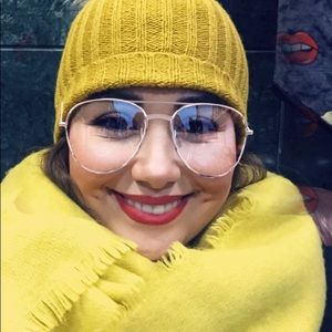 Meet your Posher, Mona